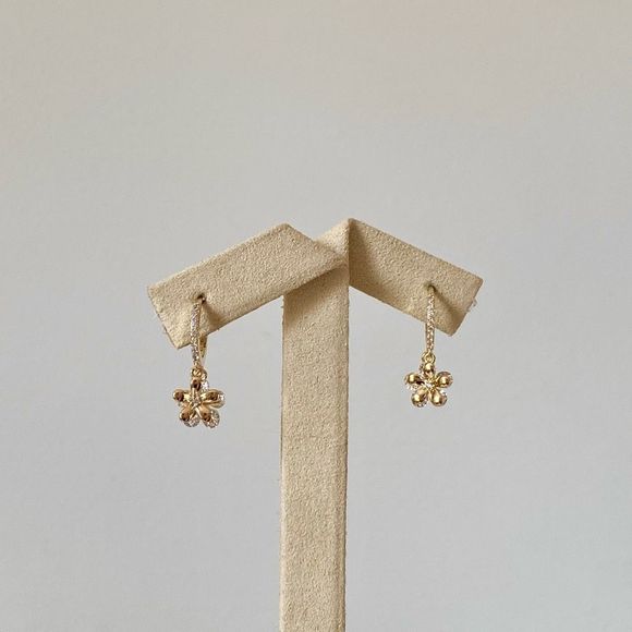 18K Gold Plated Dainty Daisy Cubic Zirconia Huggies Hoop Earrings - Picture 2 of 6